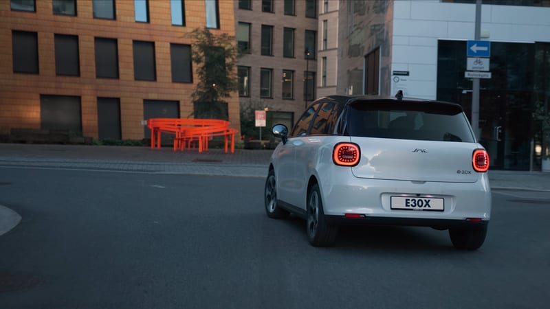 JAC E30X Heckansicht im urbanen Umfeld