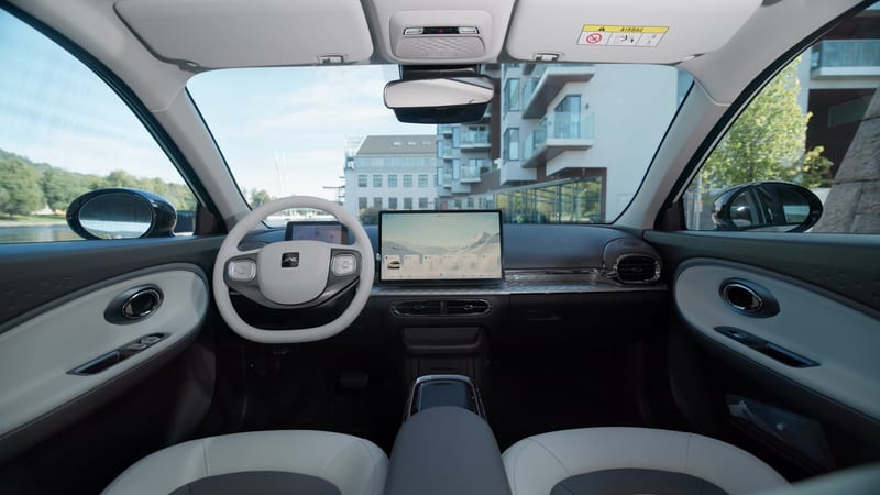 Innenraum des JAC E30X mit zentralem Display