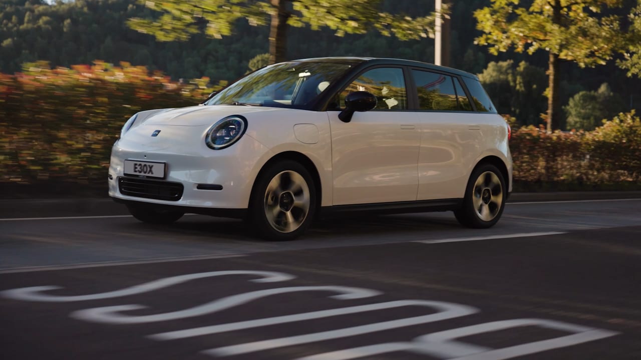 JAC E30X in der Seitenansicht auf einer Stadtstraße