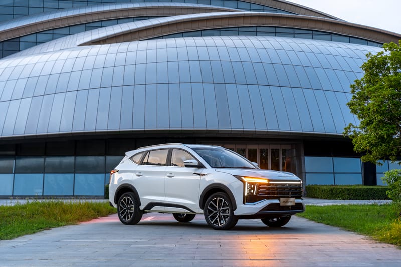 JAC JS8 PRO in der Seitenansicht