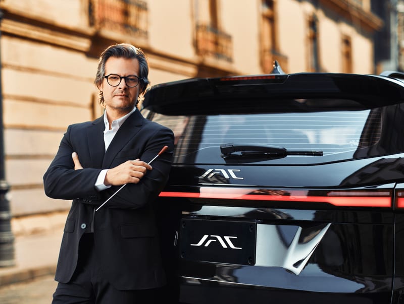 JAC JS8 PRO in Schwarz in einer Altstadtstraße