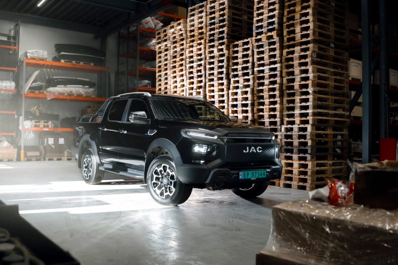 JAC T9 Pickup neben Paletten in einer Halle